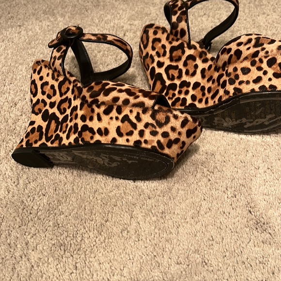 Brand new Alice and Olivia leopard platform sandal.  Never worn.  5 inch heel - Picture 3 of 4